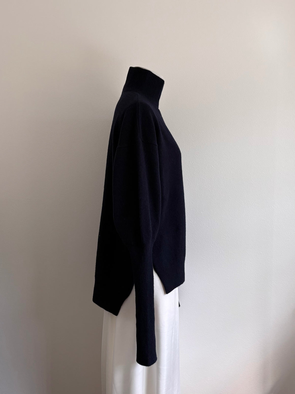 CHEST-SLIT EXTENDED-RIB SWEATER