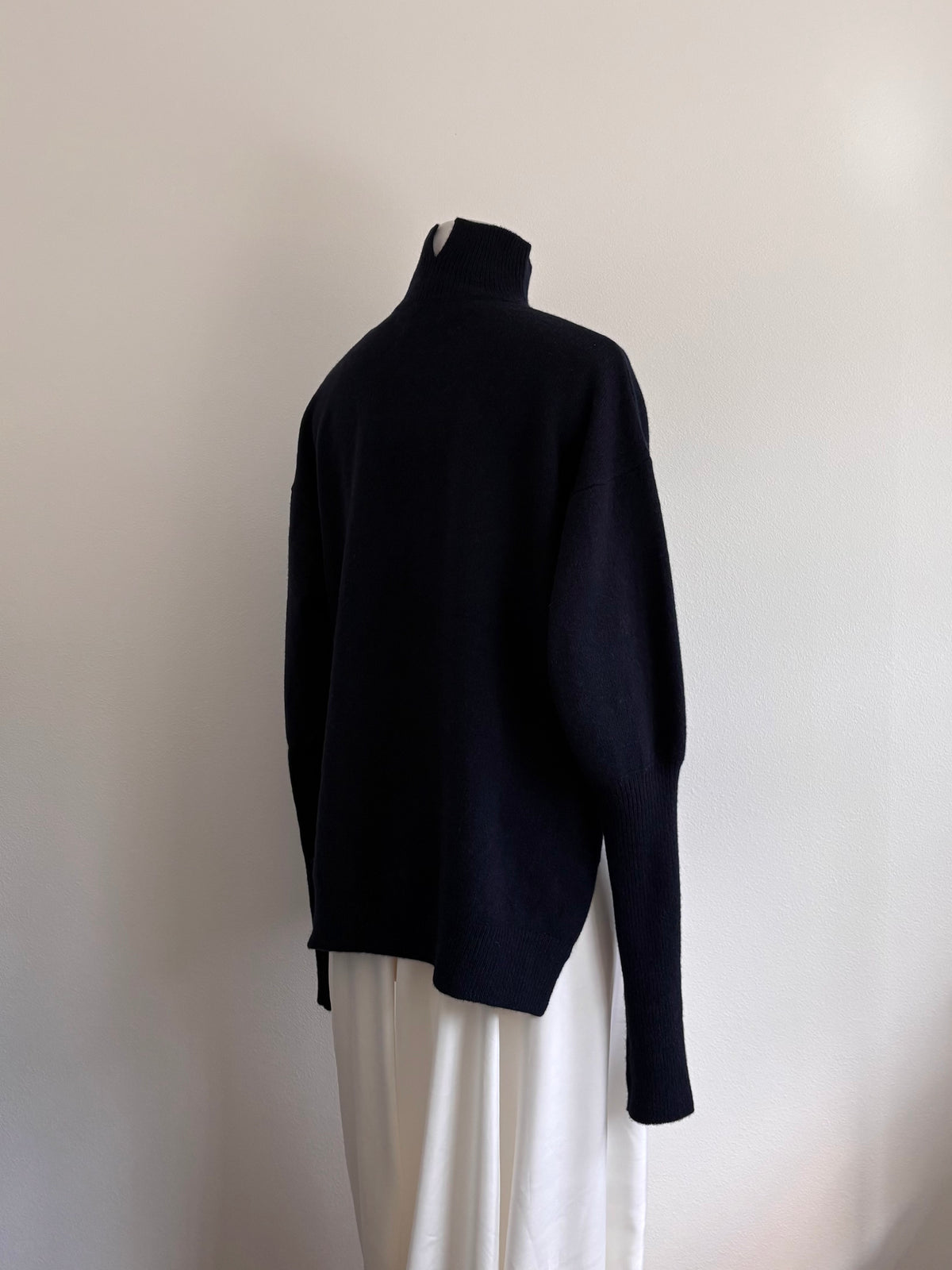 CHEST-SLIT EXTENDED-RIB SWEATER