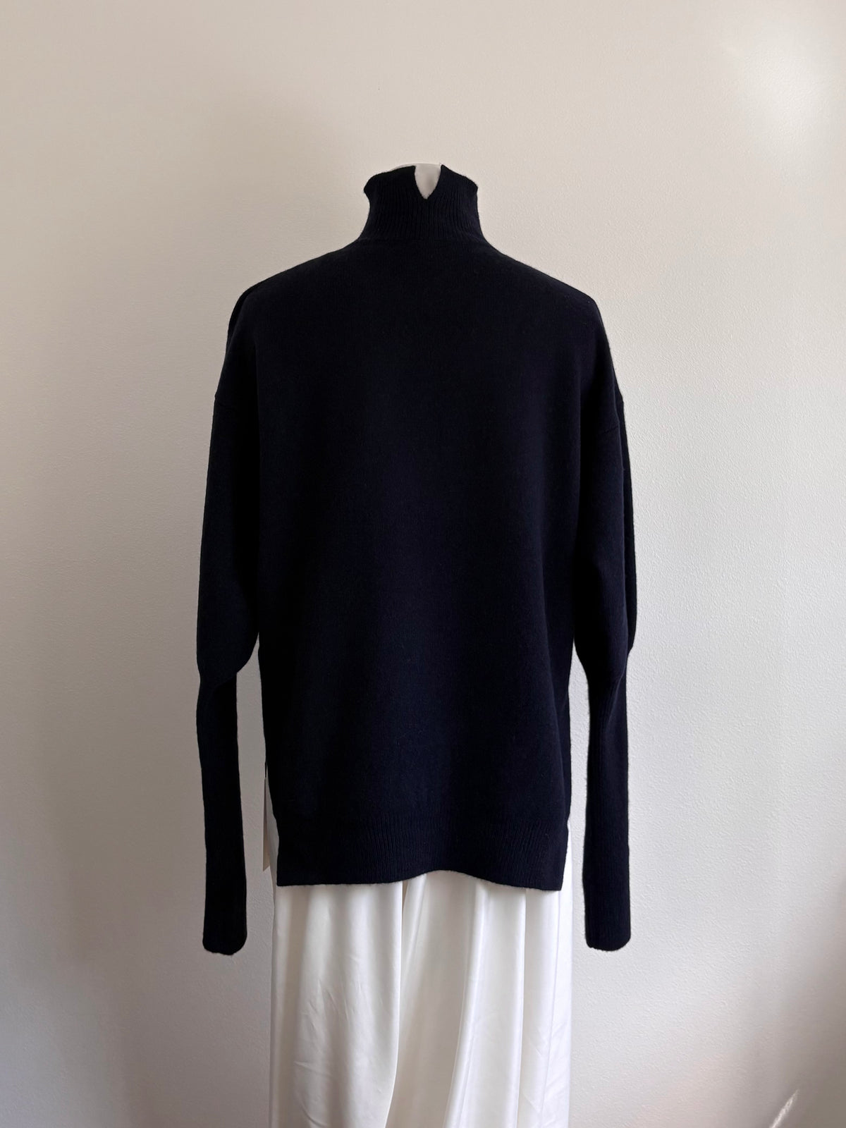CHEST-SLIT EXTENDED-RIB SWEATER