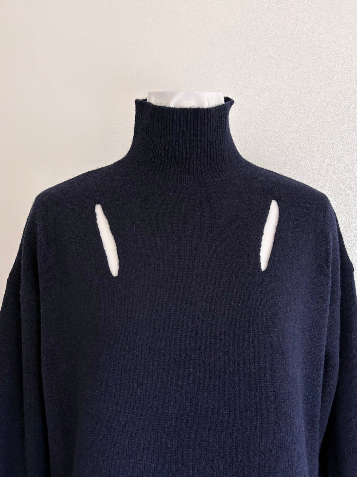 CHEST-SLIT EXTENDED-RIB SWEATER