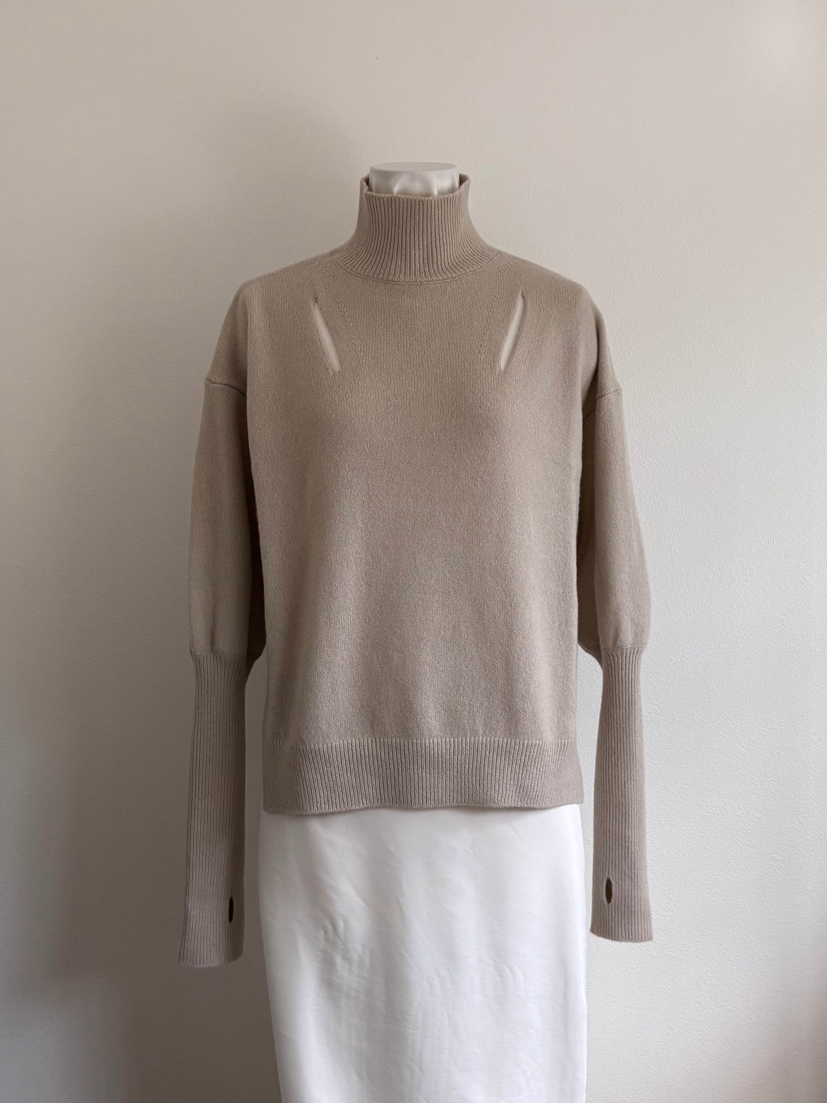 CHEST-SLIT EXTENDED-RIB SWEATER
