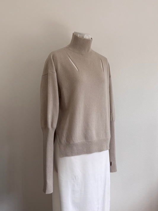 CHEST-SLIT EXTENDED-RIB SWEATER