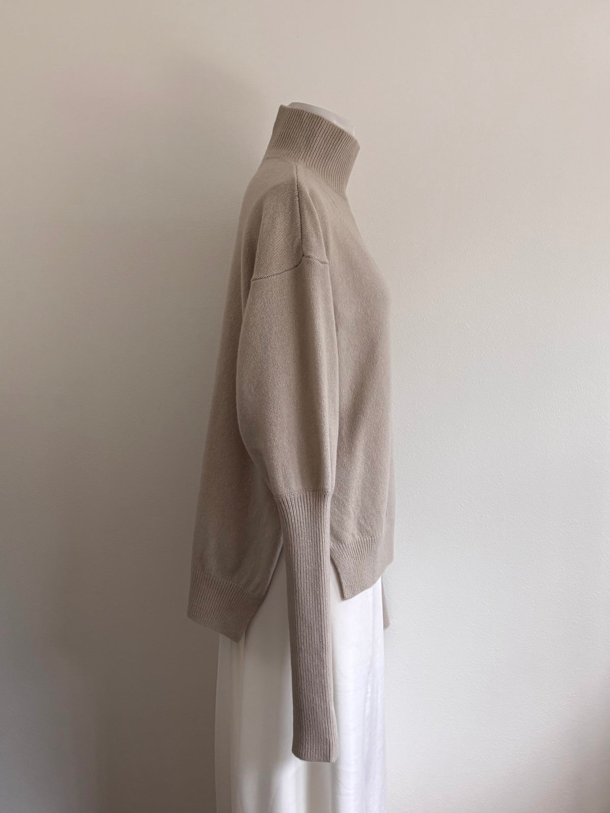 CHEST-SLIT EXTENDED-RIB SWEATER