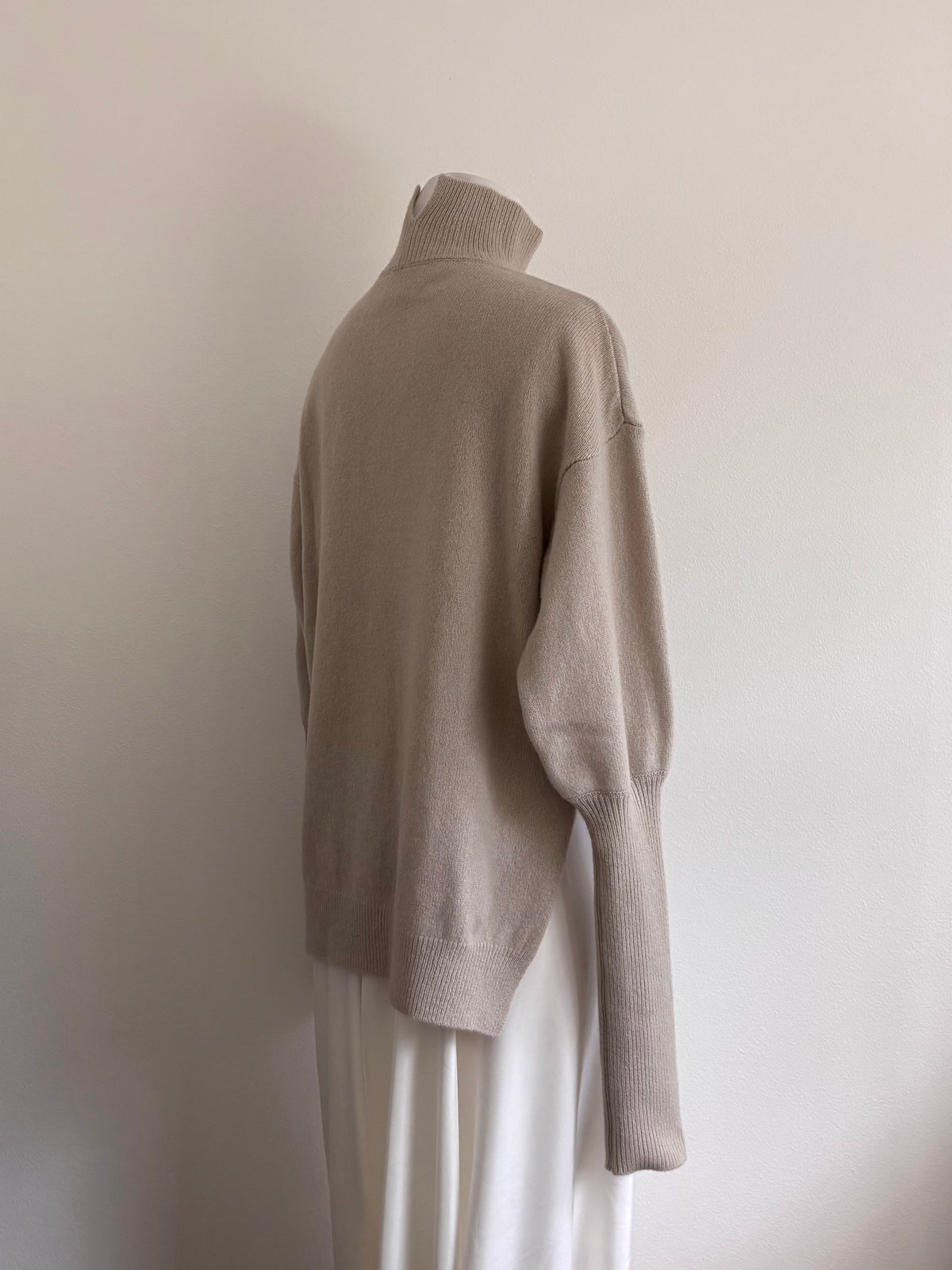 CHEST-SLIT EXTENDED-RIB SWEATER