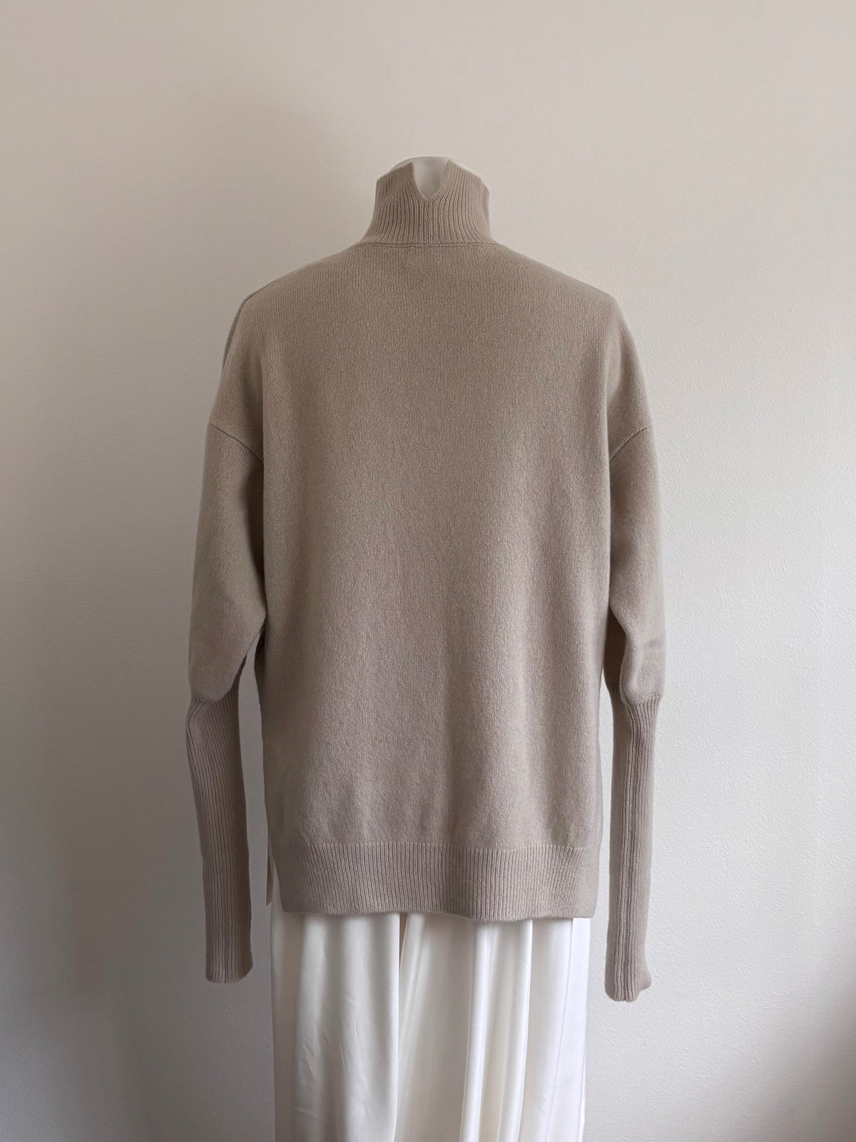 CHEST-SLIT EXTENDED-RIB SWEATER