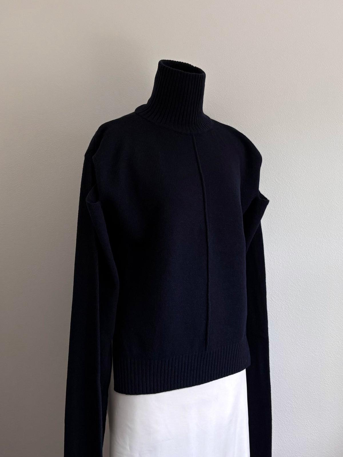 LONG SLEEVE TIED SWEATER