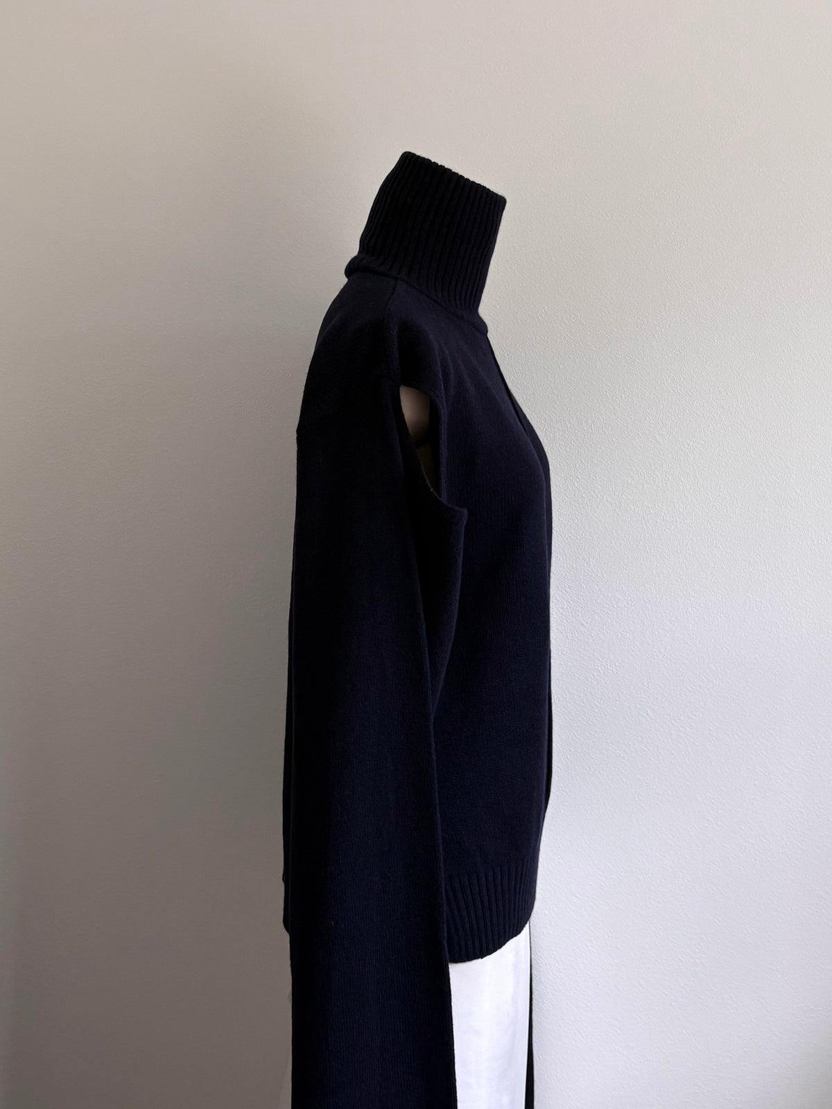 LONG SLEEVE TIED SWEATER