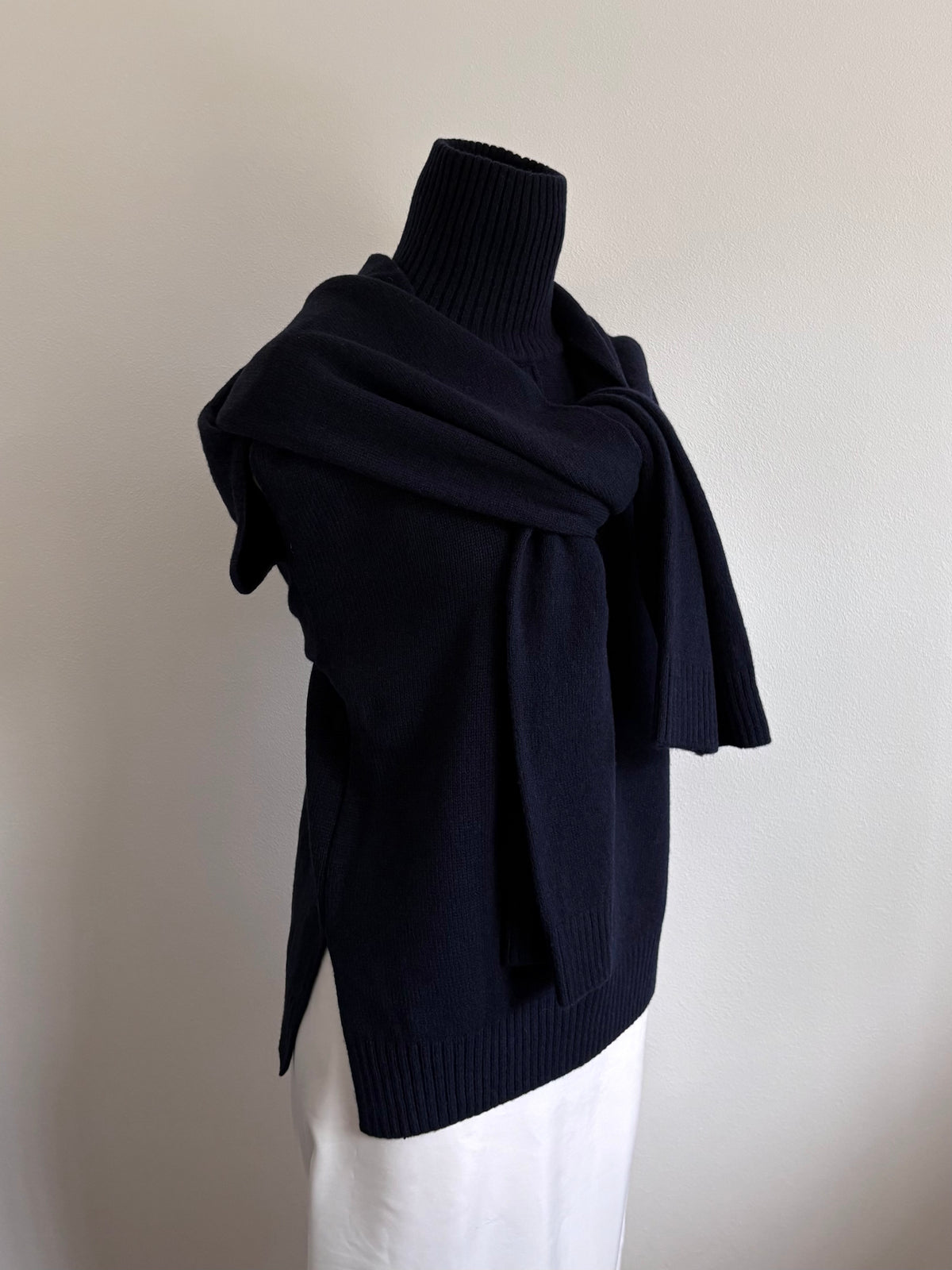 LONG SLEEVE TIED SWEATER