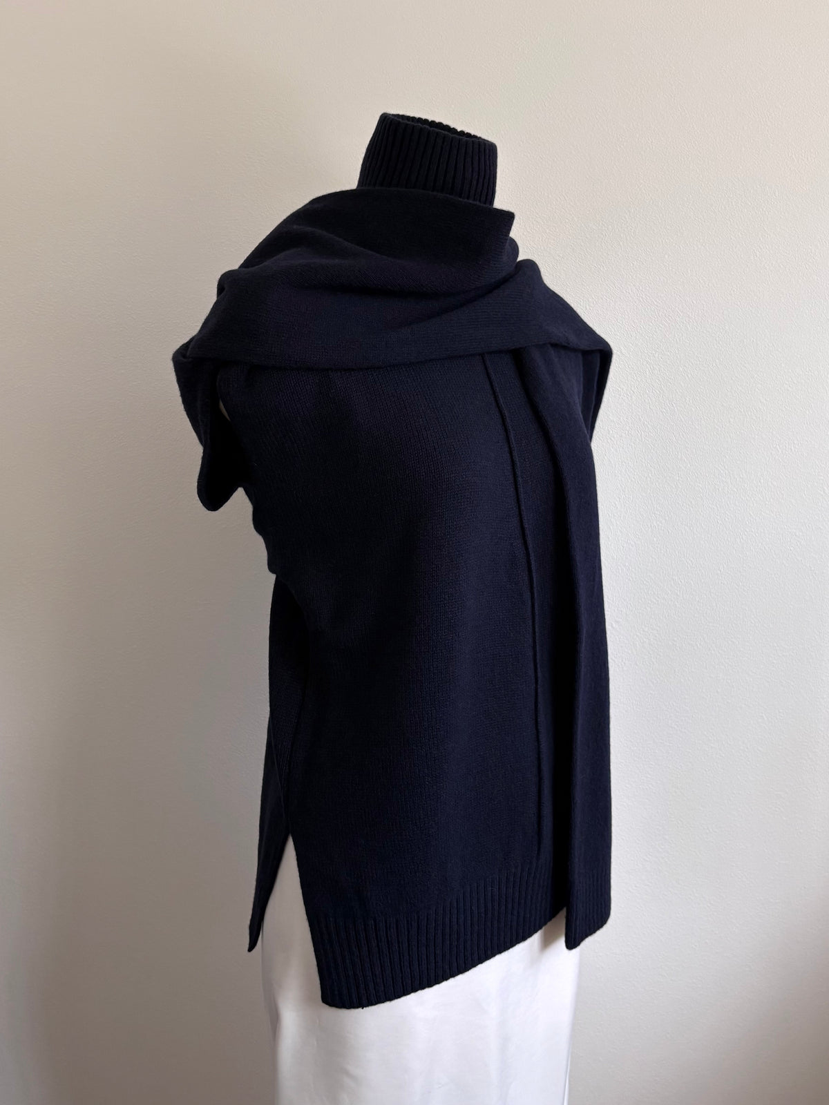 LONG SLEEVE TIED SWEATER
