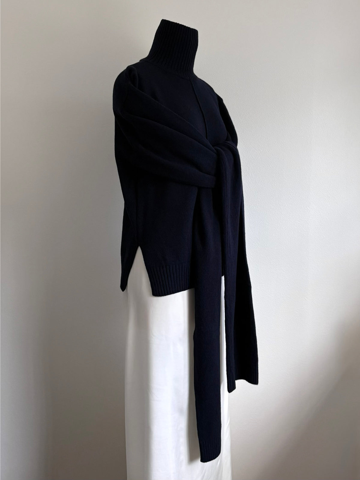 LONG SLEEVE TIED SWEATER
