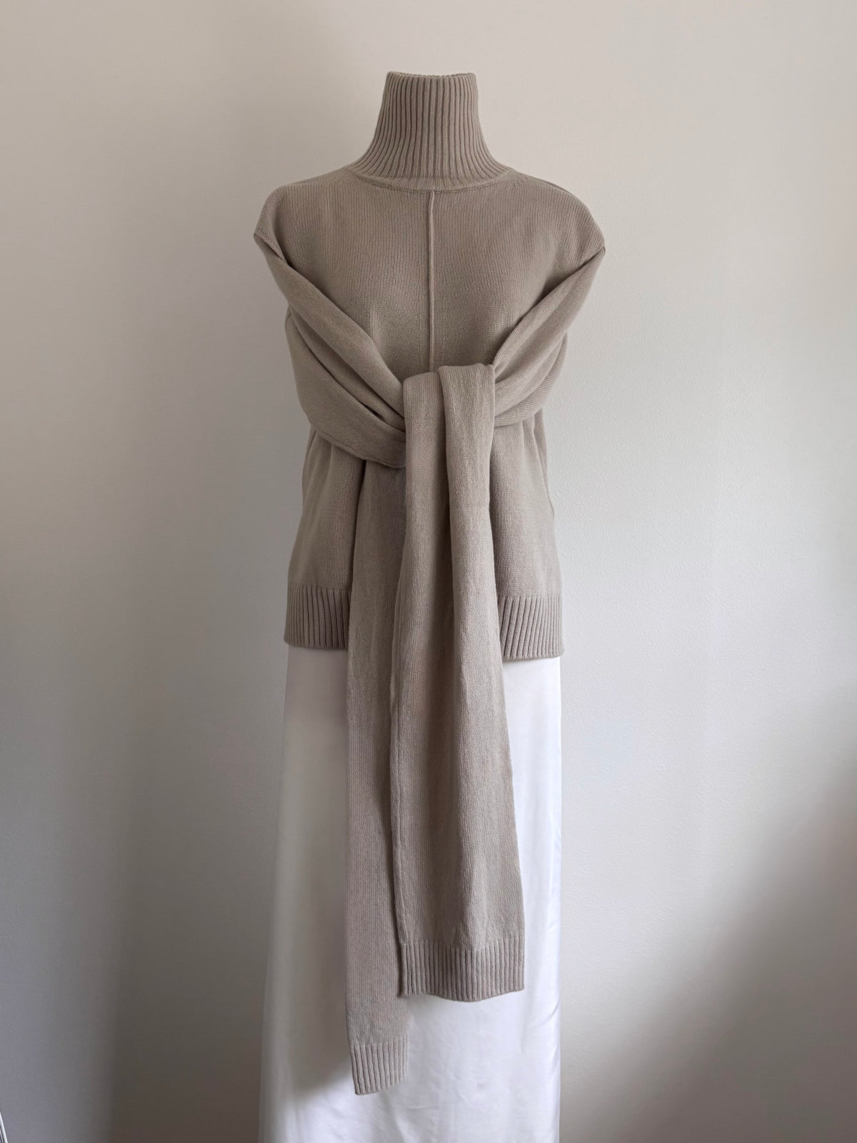 LONG SLEEVE TIED SWEATER