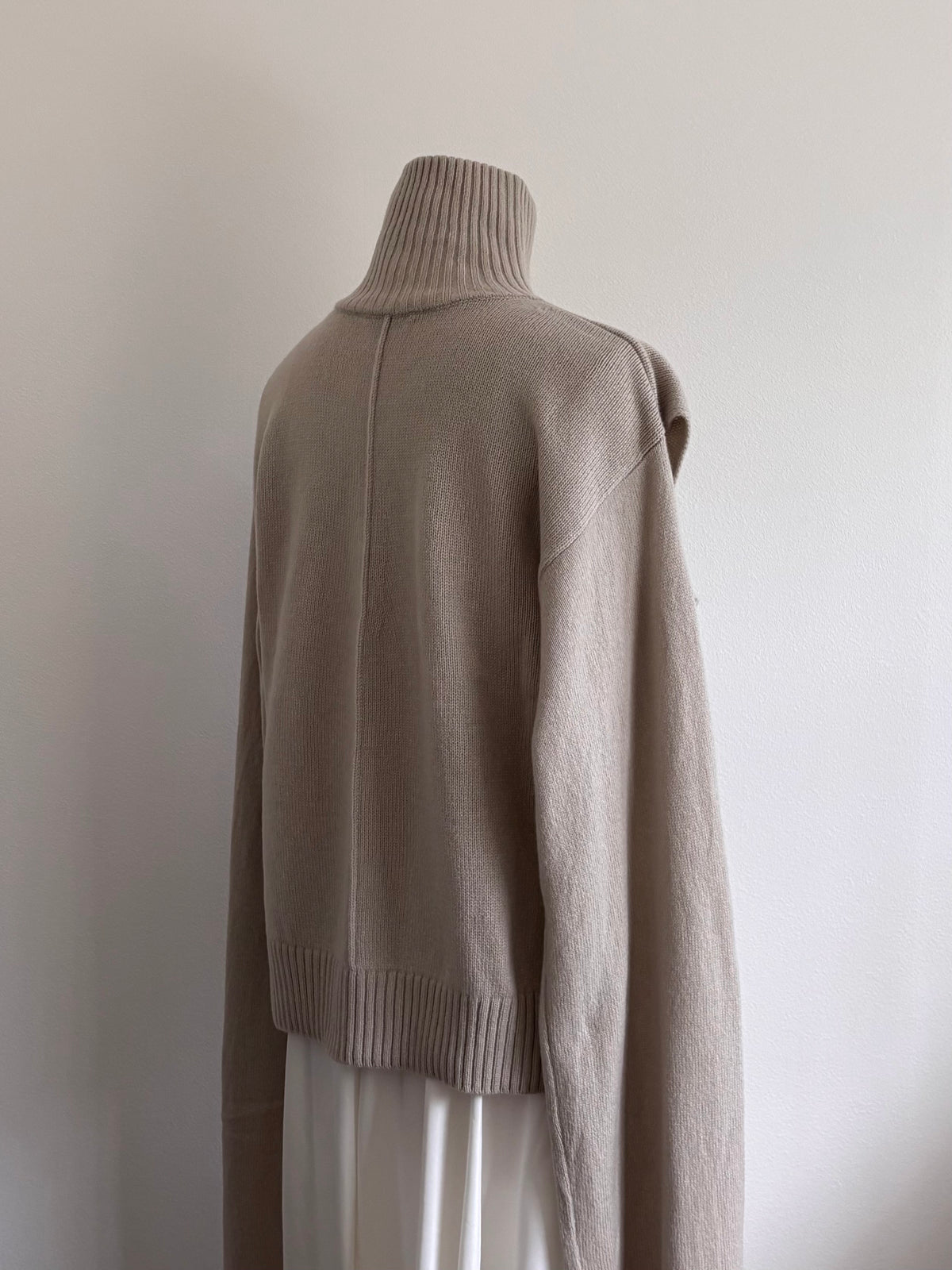 LONG SLEEVE TIED SWEATER