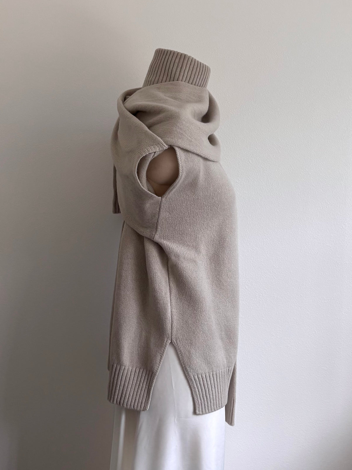 LONG SLEEVE TIED SWEATER