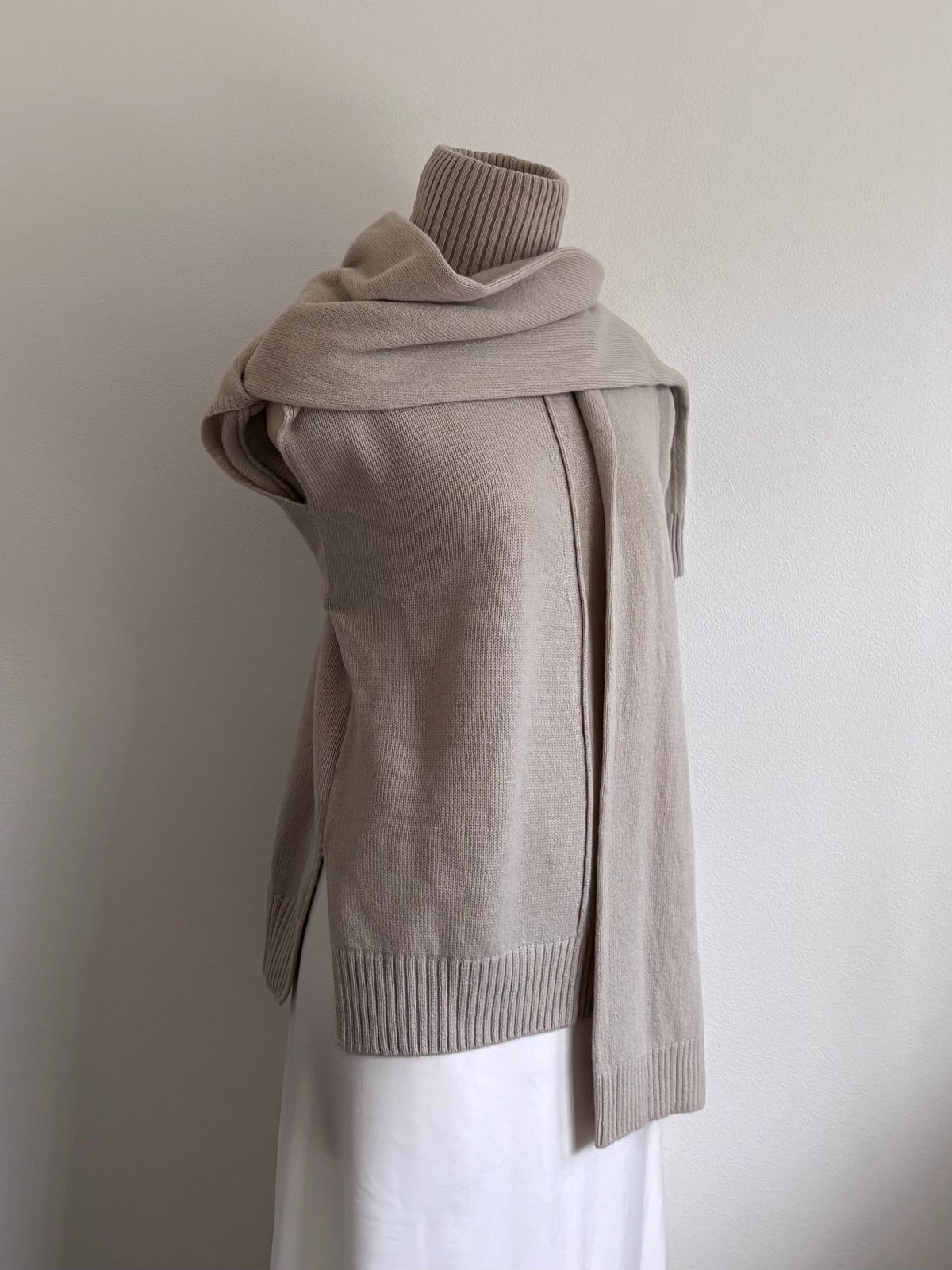 LONG SLEEVE TIED SWEATER