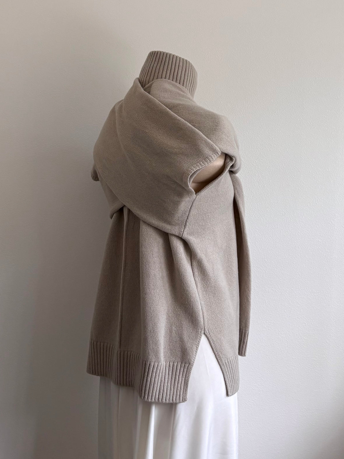 LONG SLEEVE TIED SWEATER