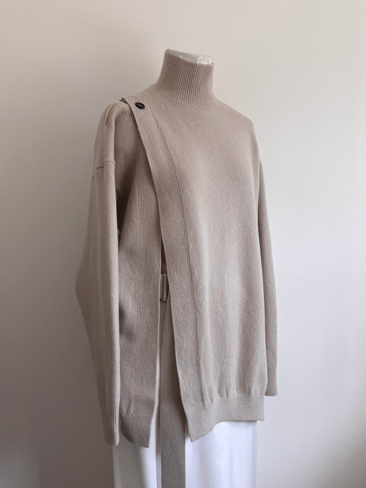 OPEN-DETAIL SWEATER