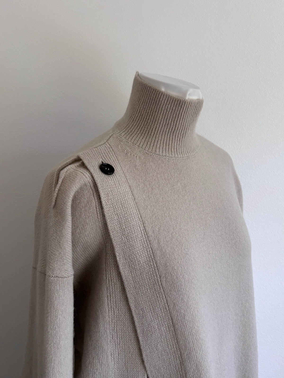 OPEN-DETAIL SWEATER