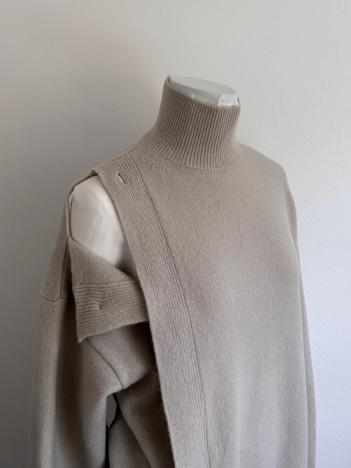 OPEN-DETAIL SWEATER